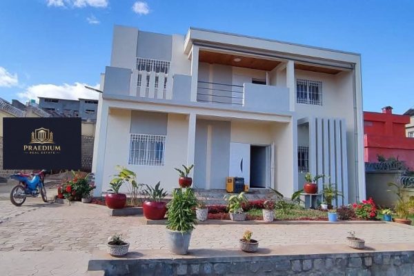 À LOUER – BEL APPARTEMENT T4 MEUBLÉ AU REZ-DE-CHAUSSÉE À IVATO